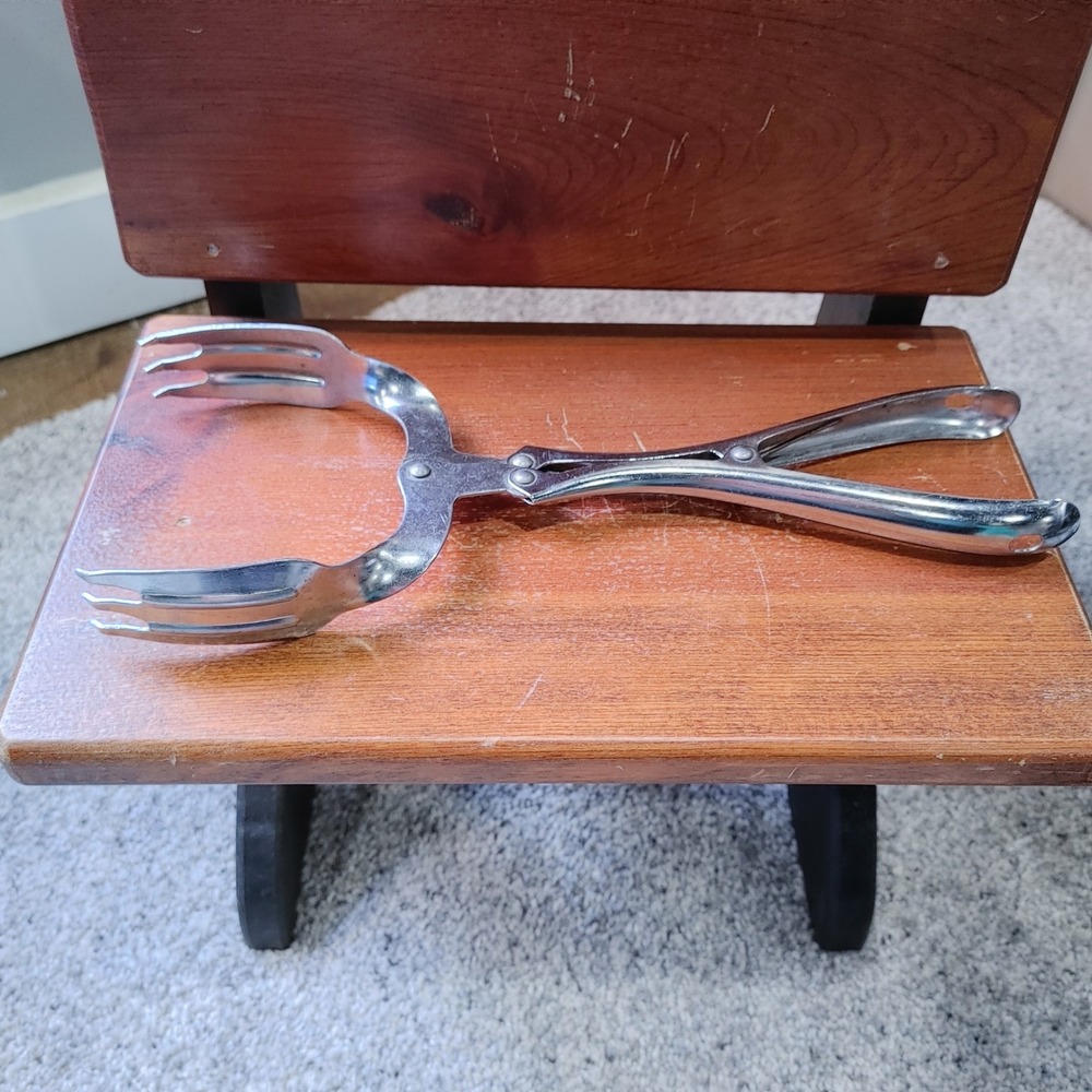 Vintage Silver Tone Scissor Action Salad Serving Tongs Metal Fork Tine Buffet